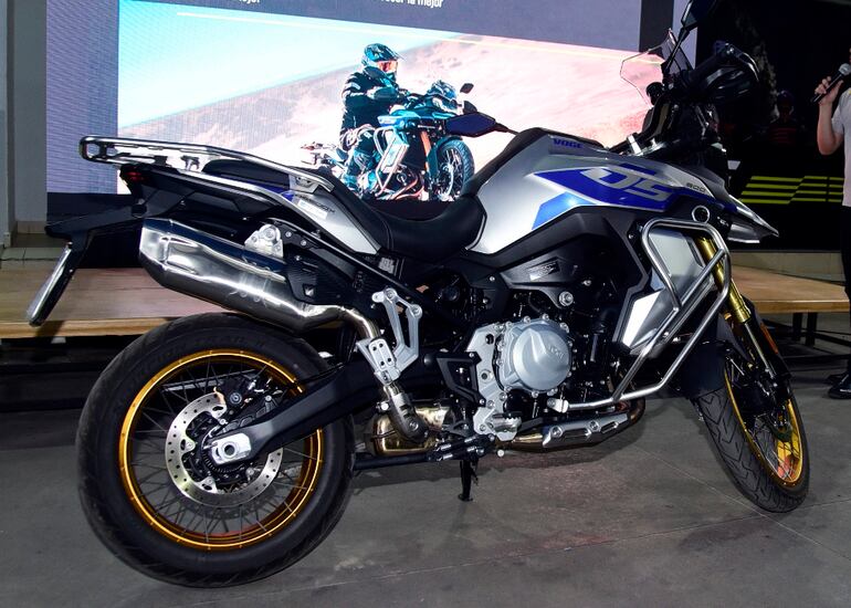 La llegada de la moto Voge DS900X fue la sorpresa del evento de inauguración del nuevo showroom.