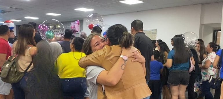 Abrazos de reencuentro en el Aeropuerto Silvio Pettirossi.