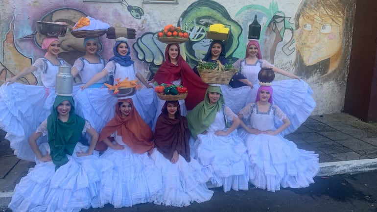 Las bailarinas que ganaron el primer puesto con la obra "Retrato de la tierra guaraní”.