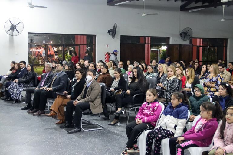 Mucha gente se acercó a vivir este emotivo e histórico acto.