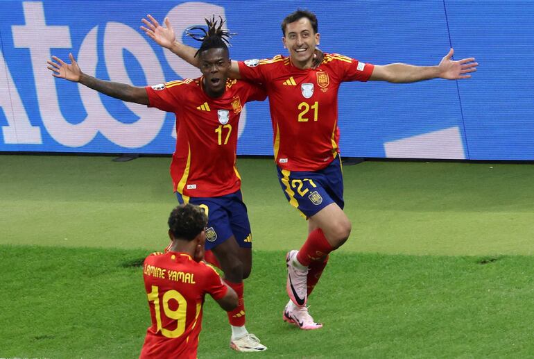 Mikel Oyarzabal (d, jugador de la selección de España, celebra un gol en el partido frente a Inglaterra por la final de la Eurocopa 2024 en el estadio Olímpico, en Berlín, Alemania.