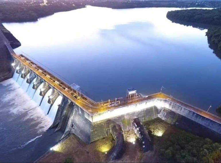 Represa hidroeléctrica nacional Acaray, propiedad de la ANDE, de 220 MW de potencia instala
