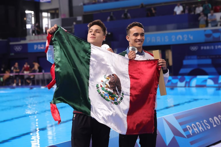 Los ganadores mexicanos de una medalla de plata en salto sincronizado en París 2024: Osmar Olvera Ibarra y Juan Manuel Celaya Hernández.