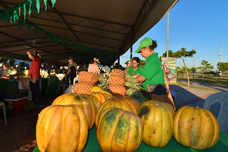 Imágenes de productos que se ofertane en la Feria de la Agricultura Familiar Campesina en la Costanera de Asunción este viernes.