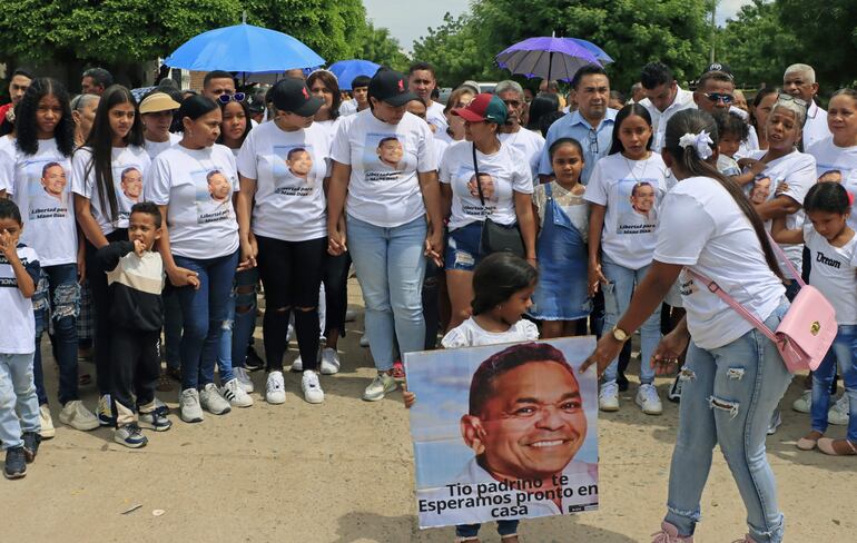 Silenis Marulanda (c), madre del futbolista colombiano Luis Díaz, mientras encabeza una movilización para pedir por la libertad de su esposo y padre del deportista, Luis Manuel Díaz, secuestrado por el ELN, en su natal Barrancas, departamento de La Guajira (Colombia).