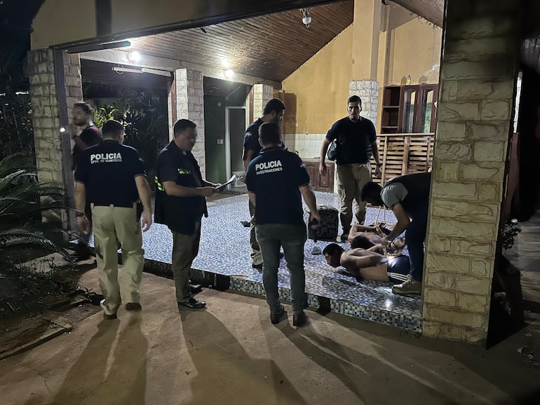 Efectivos  de Homicidio reducen al encargado de la casa quinta,  donde fue tomada la víctima.