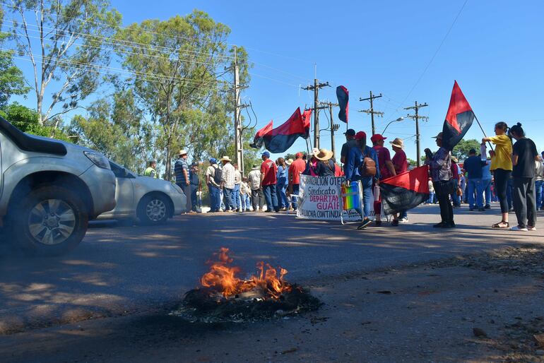 Cierre intermitente de la ruta PY08 en el cruce Villarrica-Paraguarí.