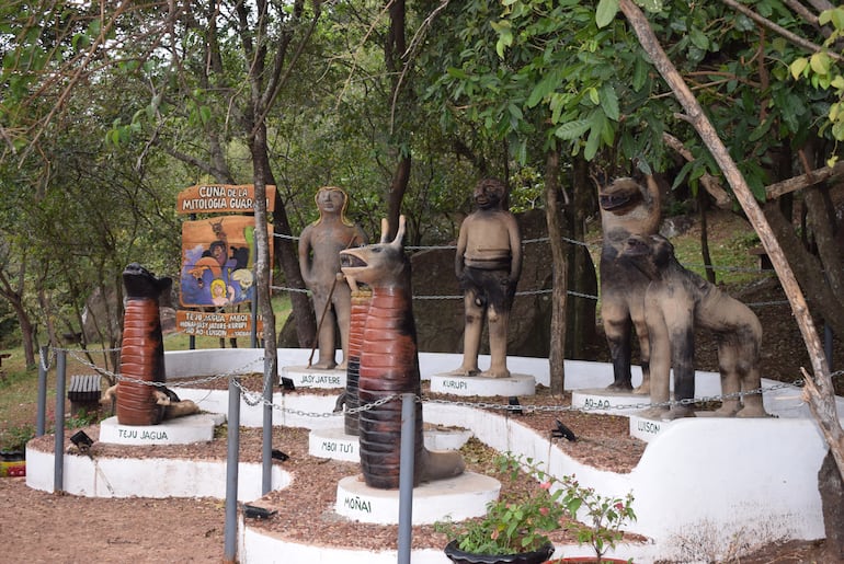 Los sietes mitos del Paraguay, cuyas esculturas están ubicadas al pie del cerro Yaguarón