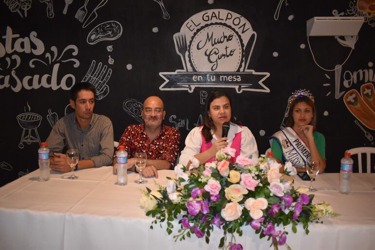 La directora del evento Miss San Antonio, Sigrid Gwynn, presenta a las candidatas, acompañada de la Miss San Antonio, Luján Mendoza, Andrés Villalba (profesor de pasarela) y Juan Olazar (logística).