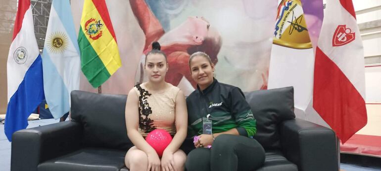 La gimnasta boliviana-paraguaya Joseline Zarza Arandia (16), en compañía de su madre Melissa.