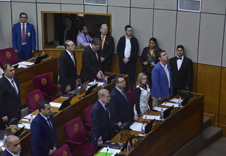 Senadores del cartismo buscan asegurar tener mayoría para que se aprueben las reformas del Ejecutivo.