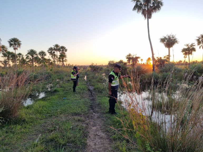 Agentes de la Policía y de la Armada Paraguaya participaron de la búsqueda junto con familiares del hombre hallado muerto.