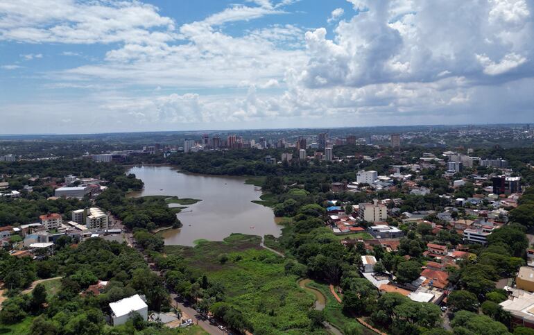 Ciudad del Este, con el Lago de la República en su centro, se yergue como un gran centro financiero, con enormes edificios comerciales y corporativos.