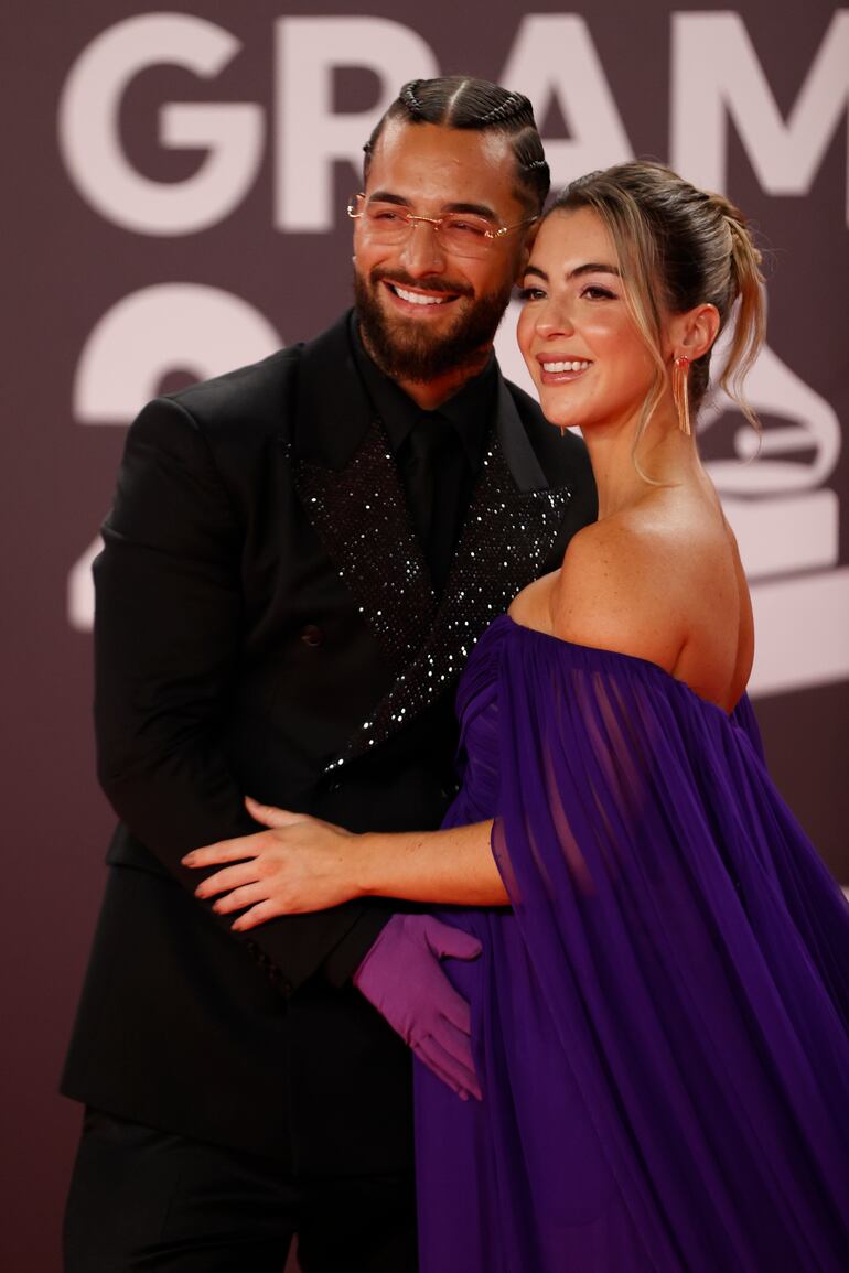 Maluma y su pareja, Susana Gómez, posan para los fotógrafos en la alfombra roja de la gala anual de los Latin Grammy, el pasado 16 de noviembre en Sevilla.