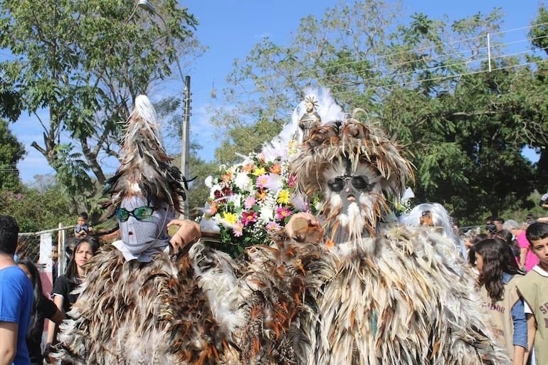 Los guaikurúes de la comunidad Minas de Emboscada elaboran ellos mismos sus trajes de plumas de gallinas y al son de tambores y acordeones danzan con los promeseros.