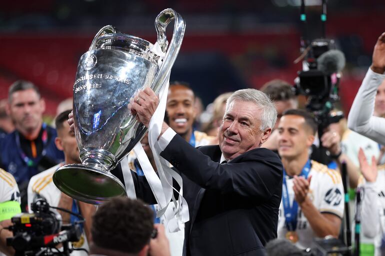 London (United Kingdom), 01/06/2024.- Head coach Carlo Ancelotti of Real Madrid celebrates with the trophy after winning the UEFA Champions League final match of Borussia Dortmund against Real Madrid, in London, Britain, 01 June 2024. Real Madrid wins their 15th UEFA Champions League. (Liga de Campeones, Rusia, Reino Unido, Londres) EFE/EPA/ADAM VAUGHAN
