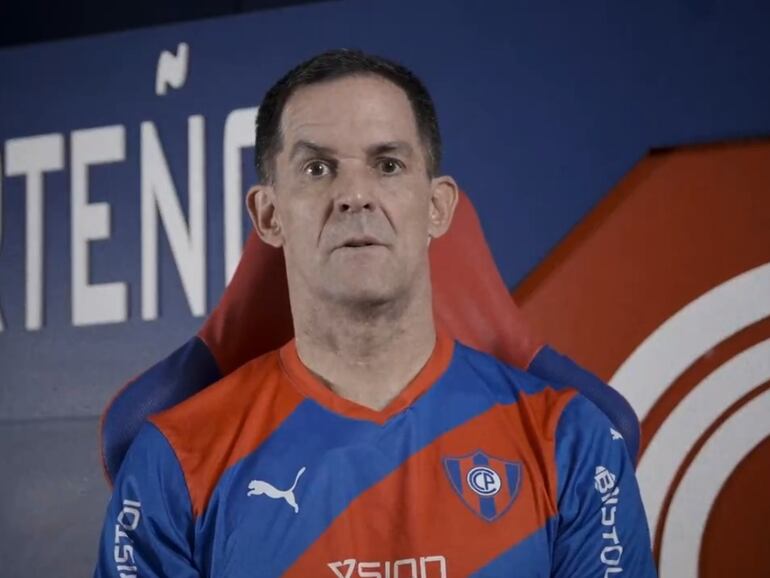 El argentino Víctor Bernay, entrenador de Cerro Porteño, en la presentación oficial.