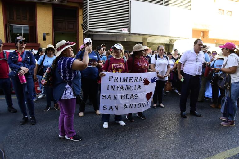 Maestras de primera infancia logran acuerdo con el MEC y levantan protesta.