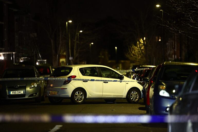 Se ve un coche detrás del cordón policial después de un presunto ataque con ácido en el sur de Londres el 1 de febrero de 2024.