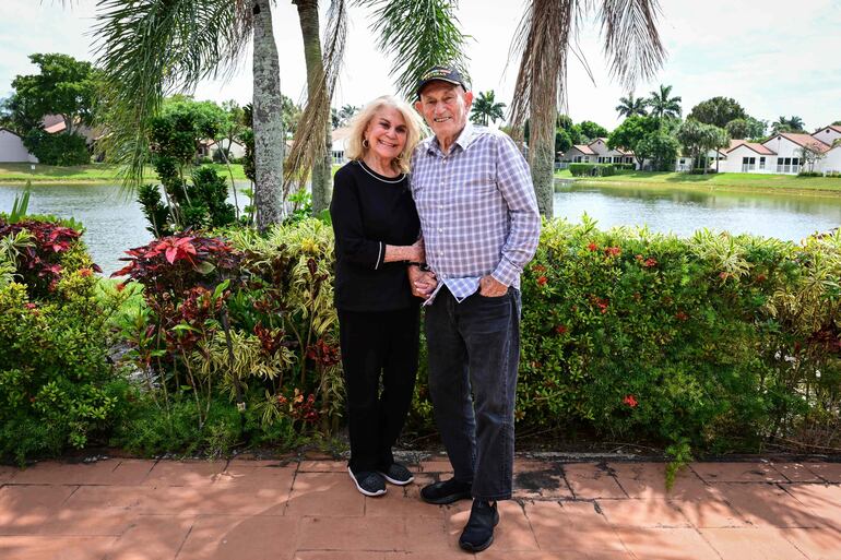 El veterano de la Segunda Guerra Mundial Harold Terens, de 100 años, y su prometida Jeanne Swerlin, de 96, posan para una fotografía en Boca Raton, Florida.