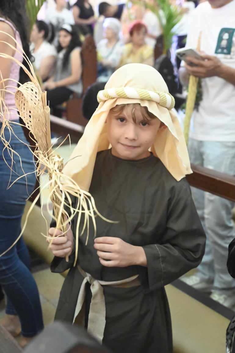 Niño vestido de pastor en la Catedral, el Domingo de Ramos.