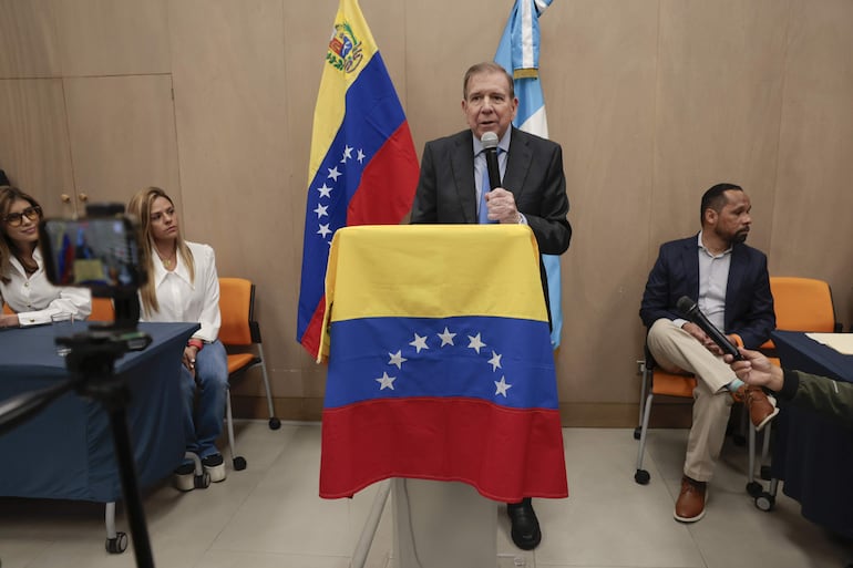 El líder opositor venezolano Edmundo González Urrutia habla en un encuentro con ciudadanos venezolanos residentes en Guatemala este miércoles, en la Ciudad de Guatemala (Guatemala). 