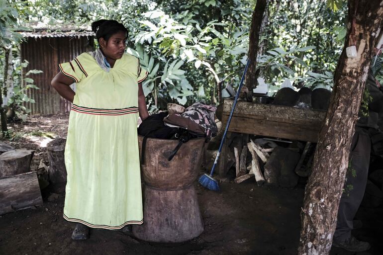 Una indígena de la comunidad ngöbe-buglé en su casa en el cantón de Coto Brus, provincia de Puntarenas (Costa Rica). 