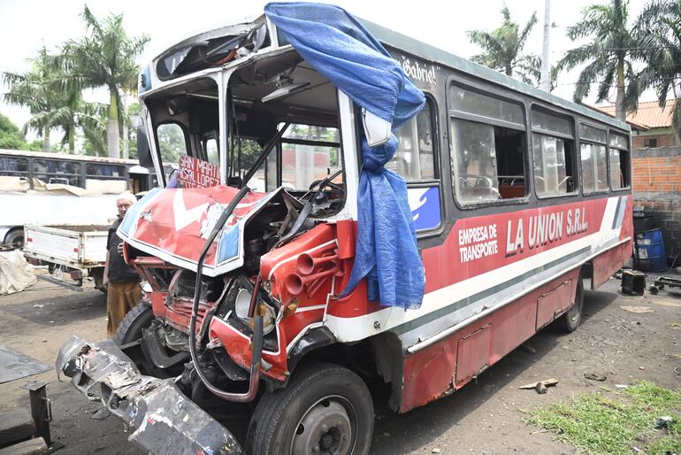 El colectivo de la Línea 16 quedó con daños materiales, tras  provocar un accidente que involucró a otro bus y varios vehículos. Varias personas resultaron heridas. 