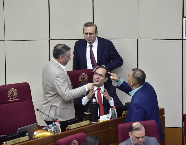 Arnaldo Samaniego  rodeado por varios senadores.