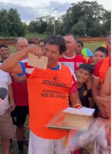 José Saturnino Cardozo (53 años) mira con asombre lo que fue su primera ficha, cuando lo registró el Club Unión Pacífico de Nueva Italia, con solo 14 años de edad.