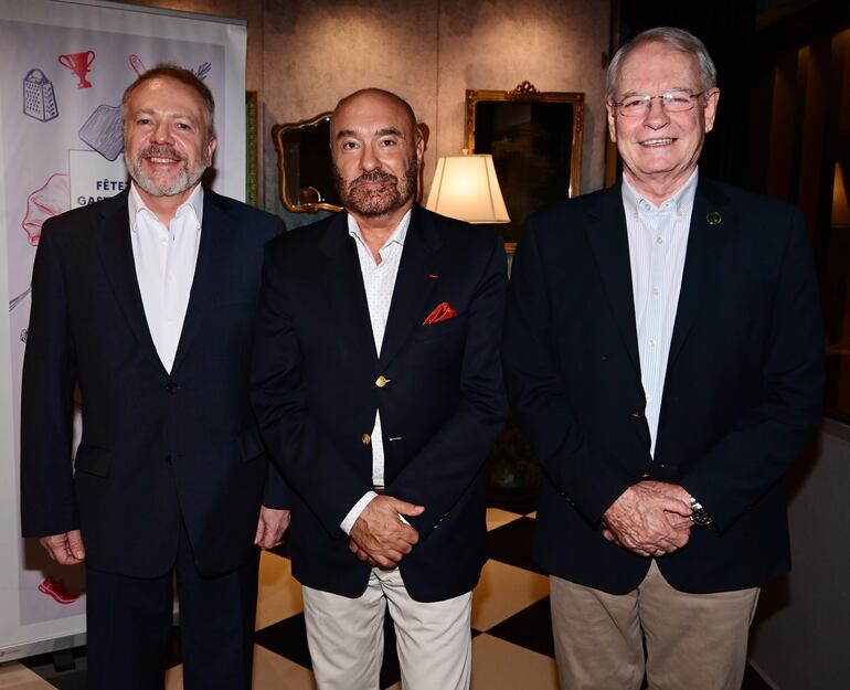 Javier Bernardes, el embajador de Francia, Don Pierre-Christian Soccoja y Pedro Galli.