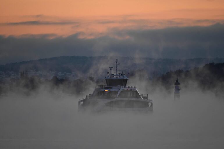 Un ferry navega por el fiordo de Oslo.