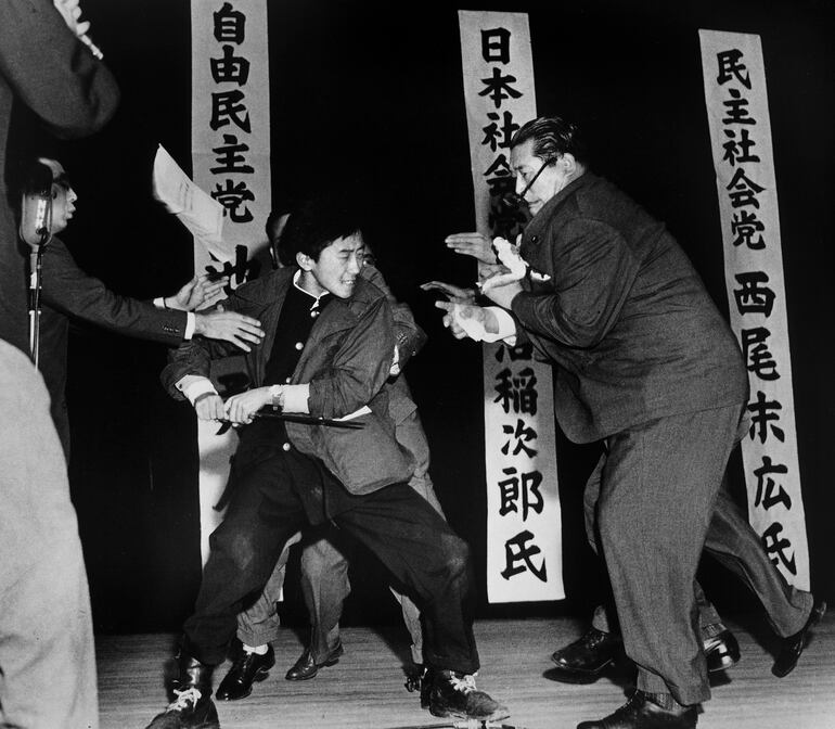 Inejiro Asanuma apuñalado por Otoya Yamaguchi. Imagen capturada por Yasushi Nagao (1930-2009), quien ganó con ella el Premio Pulitzer de Fotografía en 1961.