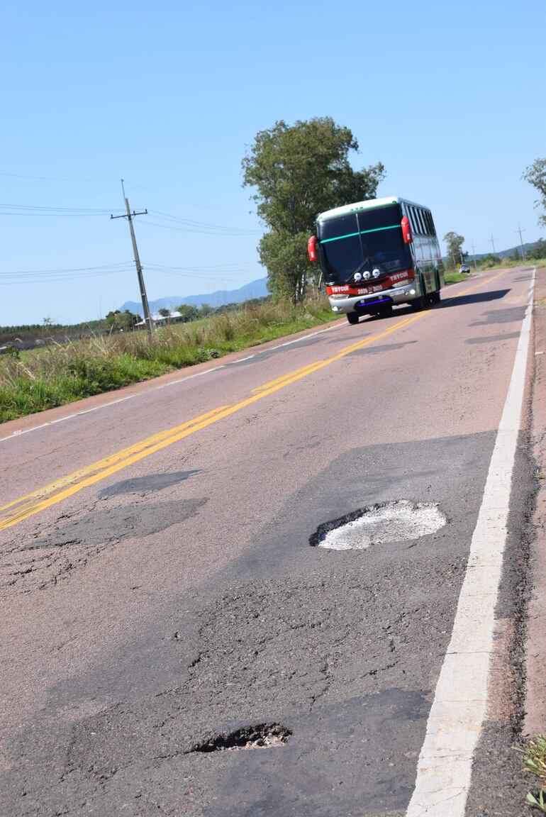  El deterioro de la ruta PY01 en la zona de Paraguarí preocupa a los usuarios. 