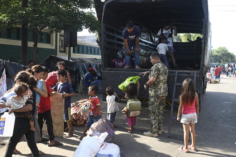 Un grupo de indígenas de Caaguazú se aprestaba a volver a su comunidad, ayer por la tarde.