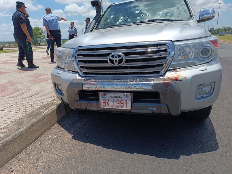 Una camioneta fue baleada este sábado en la ciudad de Asunción y fue a parar a la avenida Costanera.