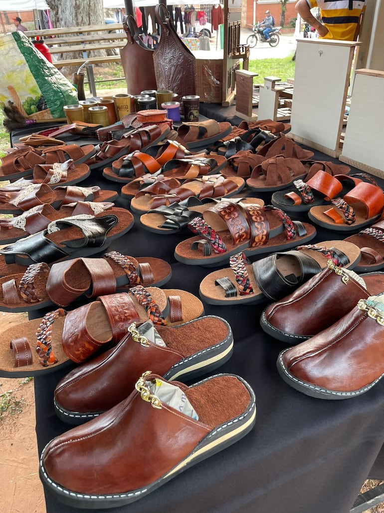 La artesanìa de cuero local tambièn se hizo presente en la feria.