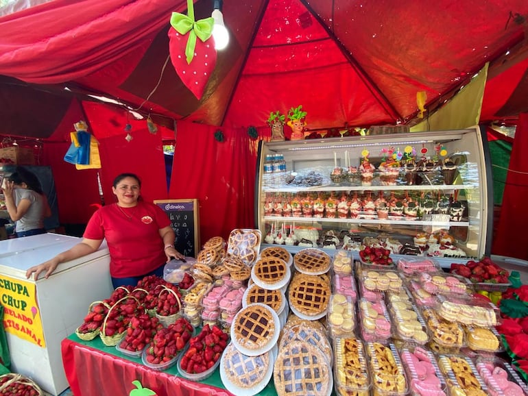 Stand de Angelica Fleitas donde se ve una variedad de productos derivados de la fruta roja.