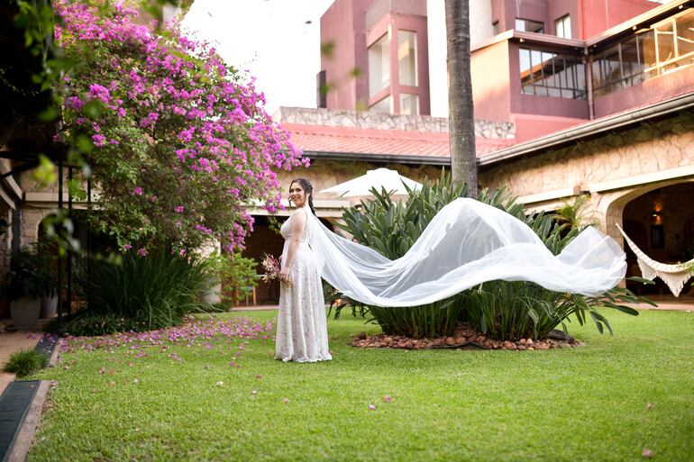 La novia lució hermosa con un vestido de Cuyé by Ana Giacummo, de línea romántica, con velo enganchado al hombro. Llevó un tocado de flores secas en tonos rosa y beige, de Vita Rosa.