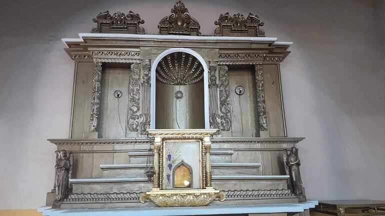 El altar principal del templo Virgen del Rosario de Villeta.