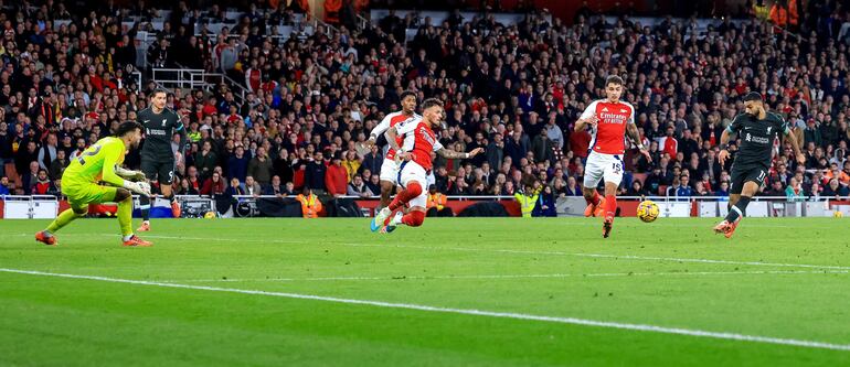 London (United Kingdom), 27/10/2024.- Mohamed Salah of Liverpool (R) scores the 2-2 goal during the English Premier League soccer match between Arsenal FC and Liverpool FC, in London, Britain, 27 October 2024. (Reino Unido, Londres) EFE/EPA/NEIL HALL EDITORIAL USE ONLY. No use with unauthorized audio, video, data, fixture lists, club/league logos, 'live' services or NFTs. Online in-match use limited to 120 images, no video emulation. No use in betting, games or single club/league/player publications.
