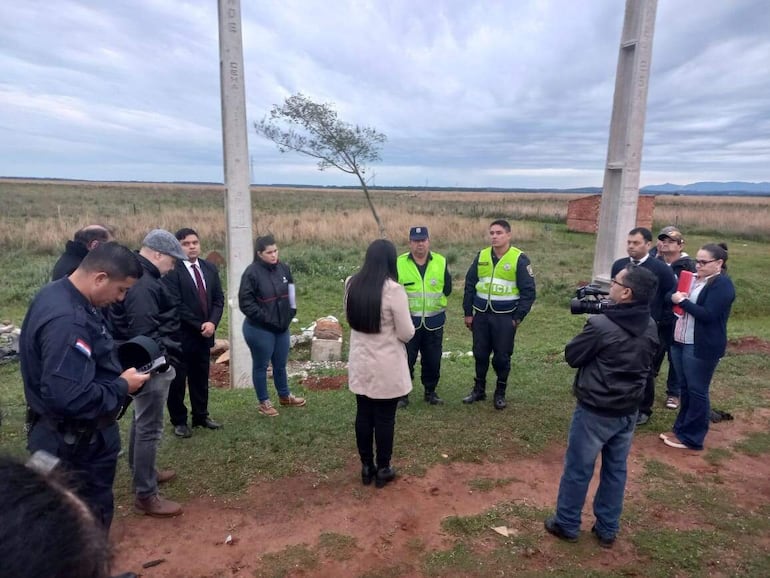 La jueza de garantías de San Juan Nepomuceno, Blanca Tillería de Cristaldo, conversando con los efectivos policiales que realizaron el procedimiento.