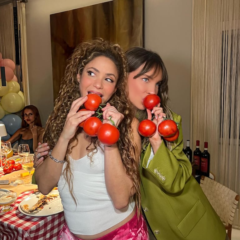 Shakira y Belinda, a punto de comer tomates. (Instagram/Belinda)