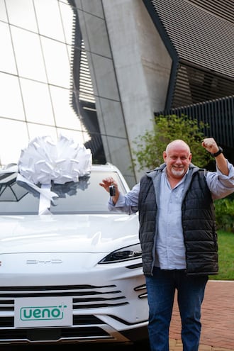 Gavino Razuri, emocionado, se llevó a su casa una SUV 0 km.