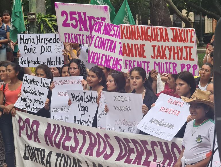 Con pancartas durante la movilización del 25N mujeres reclaman sus derechos y citan nombres de víctimas de violencia.