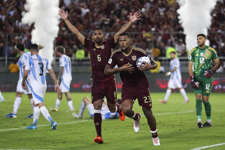 AMDEP8583. MATURÍN (VENEZUELA), 10/10/2024.- Salomón Rondón (d) de Venezuela celebra su gol este jueves, en un partido de las eliminatorias sudamericanas para el Mundial de 2026 entre Venezuela y Argentina en el estadio Monumental de Maturín (Venezuela). EFE/ Ronald Peña R.
