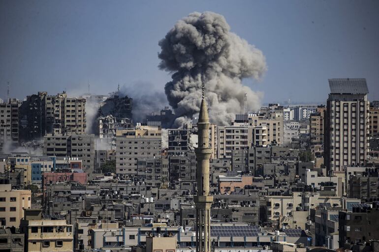 Humo se eleva de la Ciudad de Gaza durante un nuevo bombardeo israelí, este domingo.