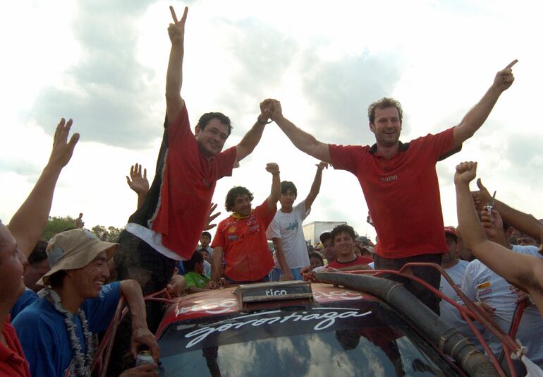 Gran victoria de Francisco Gorostiaga y Eduardo Gómez en el Transchaco Rally 2006. Aquí festejando arriba del Toyota Corolla WRC.