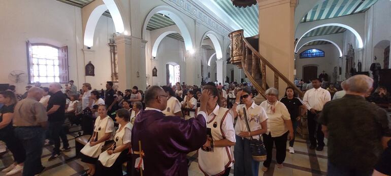 La Iglesia Católica invita a los fieles a renovar su fe en el inicio de la Cuaresma y a prácticar la oración, el ayuno y la caridad.