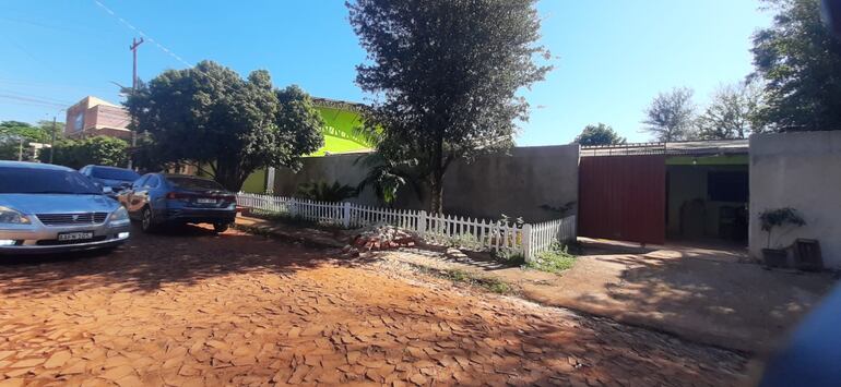 Los delincuentes treparon la muralla de la propiedad para ganar terreno.